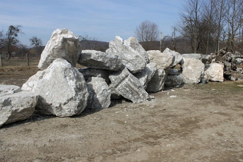 Kamenclub.ru: Мраморизированный известняк фр.500-1500 мм.  купить в Луганске    10000 руб/т   фото КАМЕНЬ КЛУБ