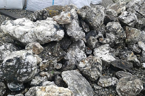Kamenclub.ru: Черный гранит - кварцит фр. 100-500 мм.  купить в Луганске мрамор гранит черный с белыми прожилками, серый, белый валун скальный колотый 7000 руб/т   фото КАМЕНЬ КЛУБ