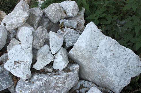 Kamenclub.ru: Мраморизированный известняк фр. 100-500 мм.  купить в Луганске известняк серый белый темно-серый сероватый валун природного образования окатанный 10500 руб/т   фото КАМЕНЬ КЛУБ