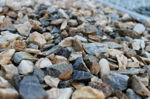 Kamenclub.ru: Мраморная крошка (щебень крошка медовый), фр. 10-20 мм.  купить в Луганске песчаник бежевый, серый каменная ландшафтная крошка  12000 руб/т   фото КАМЕНЬ КЛУБ