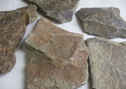 Kamenclub.ru: Песчаник пластушка "фонтанка" серо-зеленая (3,0-5,0 см)  купить в Луганске песчаник серо-зеленая колотые плитки облицовочные пластушки 11400 руб/м3   фото КАМЕНЬ КЛУБ