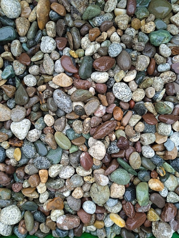 Kamenclub.ru: Галька речная окат цветная фр.5-10 мм. купить  в Луганске галька речная белый, серый, красноватый, синий, темно-серый речная окатанная галька декоративная 6800 руб/т   фото КАМЕНЬ КЛУБ