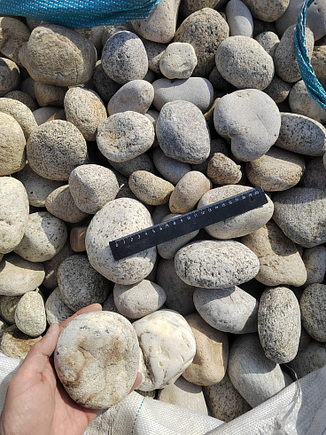 Kamenclub.ru: Галька речная окат (серо-белая) фр. 70-120 мм купить  в Луганске галька галечник бело-серая, серо-белая, серая, белая речная природная галька  8000 руб/т   фото КАМЕНЬ КЛУБ