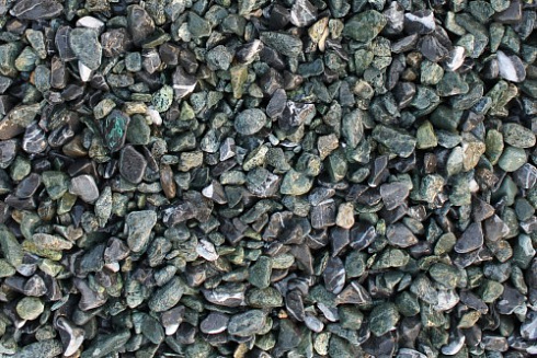Kamenclub.ru: Мраморная крошка (щебень галтованный микс:зеленый-черный) фр.10-20 мм.  купить в Луганске мрамор зеленый, черный декоративные ландшафтные окатанные округлые камни щебня 14500 руб/т   фото КАМЕНЬ КЛУБ