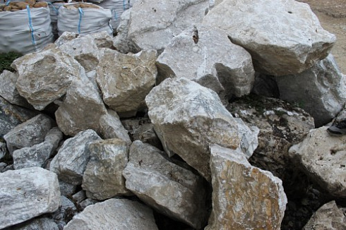 Kamenclub.ru: Мраморизированный известняк фр. 100-500 мм.  купить в Луганске известняк серый белый темно-серый сероватый валун природного образования окатанный 10500 руб/т   фото КАМЕНЬ КЛУБ