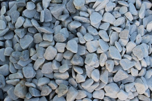 Kamenclub.ru: Мраморная крошка (щебень галтованный белый), фр.20-40 мм.  купить в Луганске мрамор белый бежевый молочный мраморный щебень декоративный 17000 руб/т   фото КАМЕНЬ КЛУБ