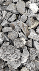 Kamenclub.ru: Щебень галтованный черный (мрамор) фр.40-70 мм.  купить в Луганске мрамор черный с белыми прожилками, черный, белый щебень галтованный округлый 13500 руб/т   фото КАМЕНЬ КЛУБ