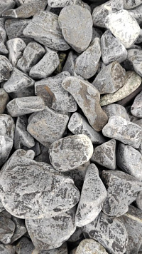 Kamenclub.ru: Щебень галтованный черный (мрамор) фр.40-70 мм.  купить в Луганске мрамор черный с белыми прожилками, черный, белый щебень галтованный округлый 13500 руб/т   фото КАМЕНЬ КЛУБ