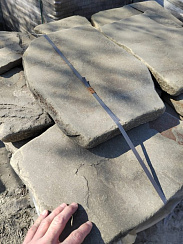 Kamenclub.ru: Песчаник пластушка светло-серый (4,0 - 6,0 см)  купить в Луганске плитняк - пластушка светло-серый песчаник 12600 руб/м3   фото КАМЕНЬ КЛУБ