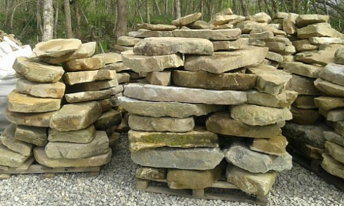 Kamenclub.ru: Песчаник плиты - плахи - пошаговые дорожки (фр. 70-150 мм)  купить в Луганске песчаник серый бежевый желтый зеленый колотый песчаник строительный 6500 руб/т   фото КАМЕНЬ КЛУБ