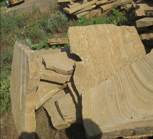 Kamenclub.ru: Форматный камень (плаха) пошаговая дорожка от 70-150 см (4 -12 см)  купить в Луганске плитняк  форматный плаха желтый песчаник 9 000 руб/т   фото КАМЕНЬ КЛУБ