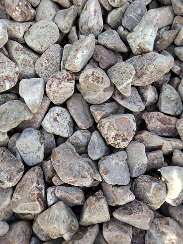 Kamenclub.ru: Мраморная крошка (щебень галтованный розовый) фр.10-20 мм.  купить в Луганске мрамор розовый, красный ландшафтный декоративный окатанный округлый щебень 15000 руб/т   фото КАМЕНЬ КЛУБ