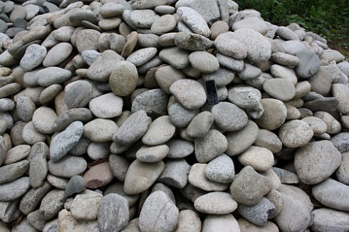 Kamenclub.ru: Галька речная плоская (бело-серая) фр. 100-200-300 мм. купить  в Луганске галька речная плоская серый, белый, бело-серый, серо-белый речная галька плоская  9000 руб/т   фото КАМЕНЬ КЛУБ