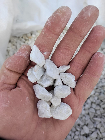 Kamenclub.ru: Мраморная крошка, щебень, цвет-белый, фр. 10-20 мм.  купить в Луганске мрамор белый, молочный айвори каменная ландшафтная декоративная крошка шебня 12000 руб/т   фото КАМЕНЬ КЛУБ