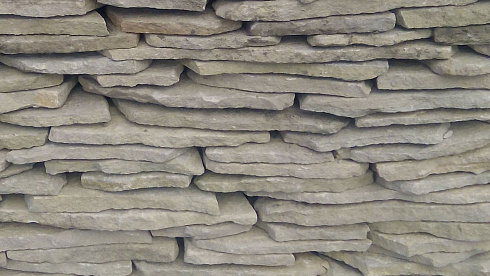 Kamenclub.ru: Песчаник пластушка светло-серый (2,0 см)  купить в Луганске плитняк- ластушка светло-серый, серый рваный ландшафтный плитняк колотый 13800 руб/м3   фото КАМЕНЬ КЛУБ