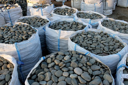 Kamenclub.ru: Галька речная плоская (темно-серая) фр. 100-200-300 мм. купить  в Луганске галька речная плоская темно-серый, серый, синий речной галечник плоский 9000 руб/т   фото КАМЕНЬ КЛУБ