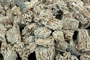 Kamenclub.ru: Крымский природный меотис фр. 100-500 мм.  купить в Луганске меотис бежевый рыжий молочный желтый ракушечник 4 500 руб/т   фото КАМЕНЬ КЛУБ