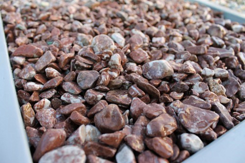 Kamenclub.ru: Мраморная крошка (щебень галтованный розовый) фр.10-20 мм.  купить в Луганске мрамор розовый, красный ландшафтный декоративный окатанный округлый щебень 15000 руб/т   фото КАМЕНЬ КЛУБ