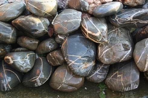 Kamenclub.ru: Валунчик Паутинник фр.100-300 мм  купить в Луганске крупный природный камень галечник темно-серый с прожилками белый черный речной валунчик 5000 руб/т   фото КАМЕНЬ КЛУБ