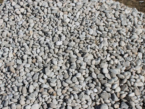 Kamenclub.ru: Галька речная окат (серо-белая) фр. 70-120 мм купить  в Луганске галька галечник бело-серая, серо-белая, серая, белая речная природная галька  8000 руб/т   фото КАМЕНЬ КЛУБ