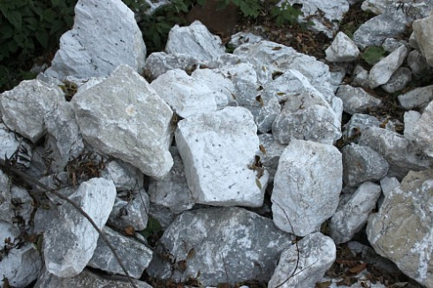 Kamenclub.ru: Мраморизированный известняк фр. 100-500 мм.  купить в Луганске известняк серый белый темно-серый сероватый валун природного образования окатанный 10500 руб/т   фото КАМЕНЬ КЛУБ