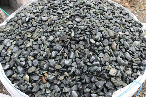 Kamenclub.ru: Щебень галтованный зеленый (змеевик) фр. 20-40 мм.  купить в Луганске мрамор зеленый, салатовый оголтованный щебень мраморный 12500 руб/т   фото КАМЕНЬ КЛУБ