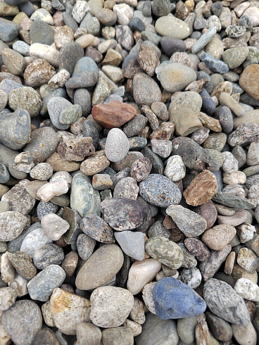 Kamenclub.ru: Галька речная окат (серая) фр.10-20 мм купить  в Луганске галька речная серая, серый, темно-серый, светло-серый, коричневый ландшафтная декоративная речная окатанная округлая галька 5000 руб/т   фото КАМЕНЬ КЛУБ