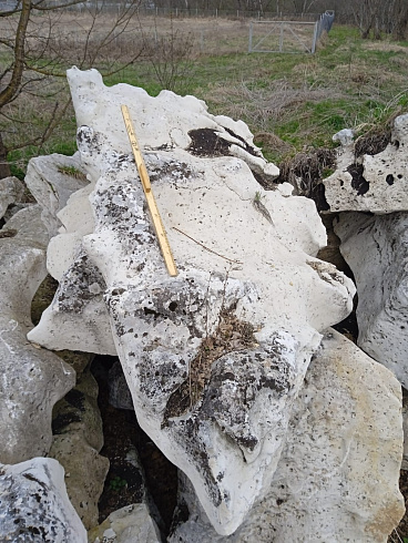 Kamenclub.ru: Выветренный известняк (степной) фр. 500-1500 мм.  купить в Луганске    10000 руб/т   фото КАМЕНЬ КЛУБ