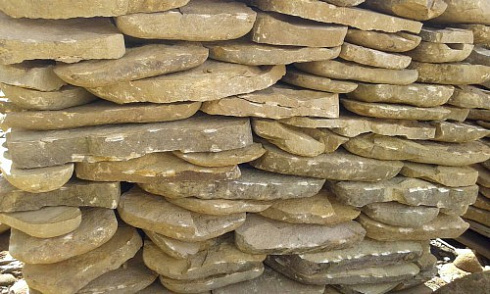 Kamenclub.ru: Песчаник колотый для облицовки (фр. 2-3 см)  купить в Луганске песчаник бежевый серый рыжий песчаник строительный 5000 руб/т   фото КАМЕНЬ КЛУБ