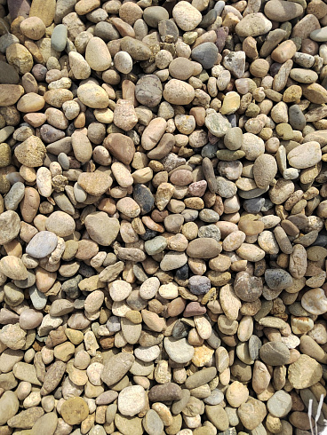 Kamenclub.ru: Галька речная окат рыжая фр. 20-40 мм. купить  в Луганске галька речная окатанная рыжая желтая серая округлая речная галька 5000 руб/т   фото КАМЕНЬ КЛУБ