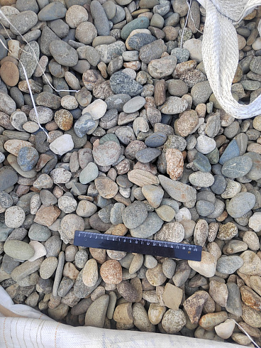 Kamenclub.ru: Галька речная окат (пестрая) фр. 20-40 мм. купить  в Луганске галька речная пестрая, серая, серые оттенки галька речная окатанная округлая 5000 руб/т   фото КАМЕНЬ КЛУБ