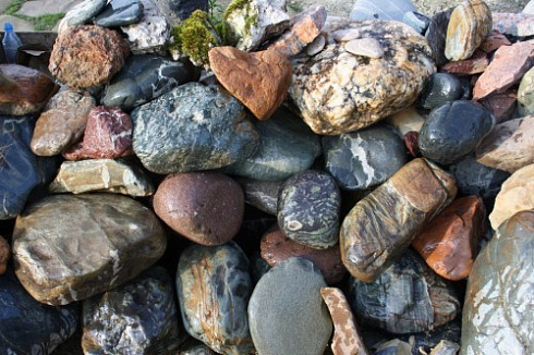 Kamenclub.ru: Ландшафтные валунчики фр.100-500 мм.  купить в Луганске крупный природный камень серый, темно-серый, светло-серый речной валун крупный 4800 руб/т   фото КАМЕНЬ КЛУБ