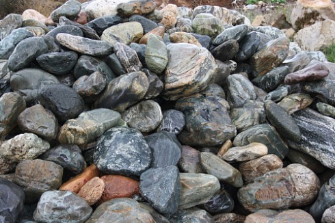 Kamenclub.ru: Ландшафтные валунчики фр.100-500 мм.  купить в Луганске крупный природный камень серый, темно-серый, светло-серый речной валун крупный 4800 руб/т   фото КАМЕНЬ КЛУБ