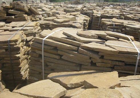 Kamenclub.ru: Песчаник пластушка желтый с рисунком (3 см)  купить в Луганске песчаник желтый с рисунком, рыжий, желтый песчаник пластушка ландшафтная рваная 8 500 руб/м3   фото КАМЕНЬ КЛУБ