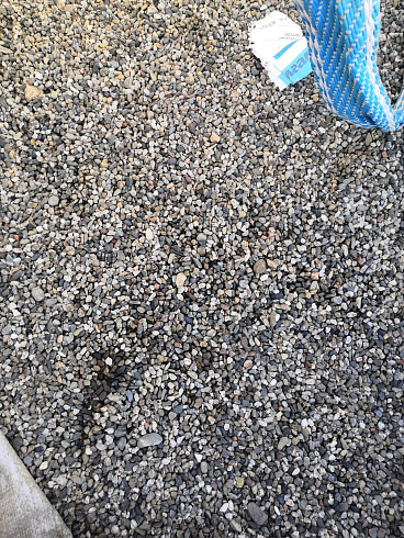 Kamenclub.ru: Галька речная окат (серая) фр.3-5 мм купить  в Луганске галька речная серая бежевый темно-серый окатанный речной камень округлый 9500 руб/т   фото КАМЕНЬ КЛУБ