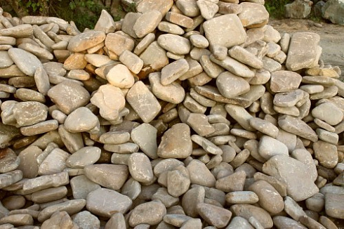 Kamenclub.ru: Песчаник для мощения дорожек, площадок, парковок ( фр 5-10 см)  купить в Луганске песчаник  серый желтый коричневый рыжий песчаник оголтованный окатанный 6500 руб/т   фото КАМЕНЬ КЛУБ