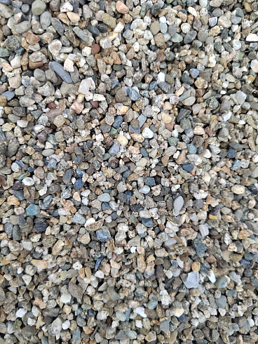 Kamenclub.ru: Галька речная окат (серая) фр.3-5 мм купить  в Луганске галька речная серая бежевый темно-серый окатанный речной камень округлый 9500 руб/т   фото КАМЕНЬ КЛУБ