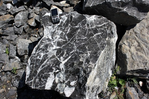 Kamenclub.ru: Черный мрамор скальник фр. 1000-1500 мм.  купить в Луганске мрамор черный белый серый крупный колотый валун ландшафтный 9000 руб/т   фото КАМЕНЬ КЛУБ