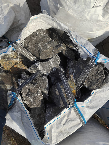 Kamenclub.ru: Черный мрамор скальник фр. 100-500 мм.  купить в Луганске мрамор черный белый серый крупный колотый валун ландшафтный 8500 руб/т   фото КАМЕНЬ КЛУБ