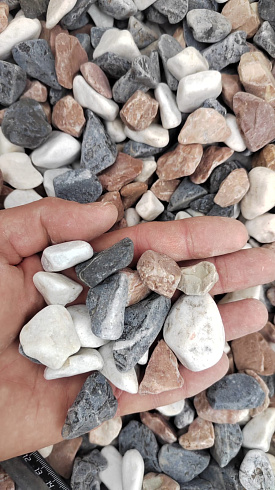 Kamenclub.ru: Мраморная крошка (щебень галтованный микс:белый-зеленый-розовый) фр.20-40 мм.  купить в Луганске мрамор белый, зеленый, розовый мрамор декоративный (галтовка) 15500 руб/т   фото КАМЕНЬ КЛУБ