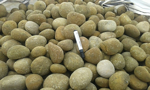 Kamenclub.ru: Песчаник ядра, фр. 100-300 мм  купить в Луганске песчаник бежевый серый рыжий речная галька 5 000 руб/т   фото КАМЕНЬ КЛУБ