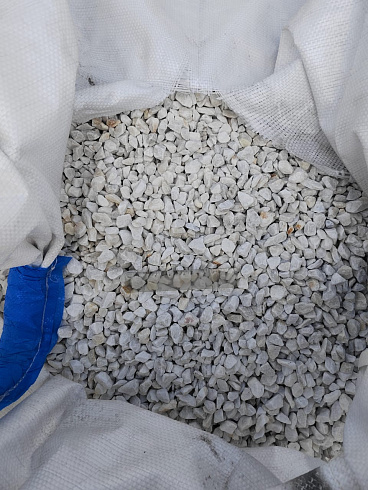 Kamenclub.ru: Мраморная крошка, щебень, цвет-белый, фр. 10-20 мм.  купить в Луганске мрамор белый, молочный айвори каменная ландшафтная декоративная крошка шебня 12000 руб/т   фото КАМЕНЬ КЛУБ