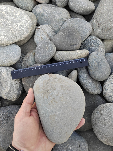 Kamenclub.ru: Галька речная плоская (серо-белая) фр. 70-120 мм. купить  в Луганске галька галечник речной серый, белый окатанная плоская  природная галька 9000 руб/т   фото КАМЕНЬ КЛУБ