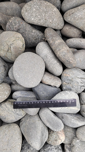 Kamenclub.ru: Галька речная окат (темно-серая) фр. 70-150 мм. купить  в Луганске галька речная темно-серая, синяя, серая речная галька округлая  8000 руб/т   фото КАМЕНЬ КЛУБ