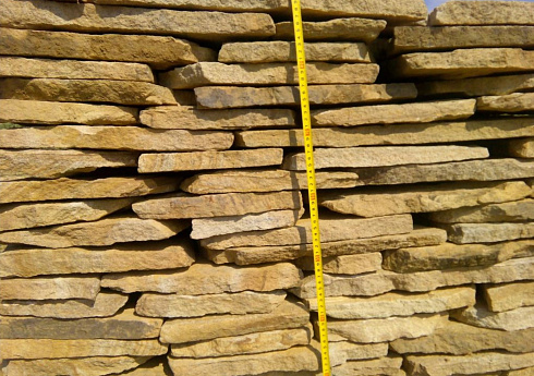 Kamenclub.ru: Песчаник пластушка желтый с разводом под дерево (2 см)  купить в Луганске плитняк желтый с разводами, желтый, рыжий, серый песчаник пластушка рваная ландшафтная 11 000 руб/м3   фото КАМЕНЬ КЛУБ