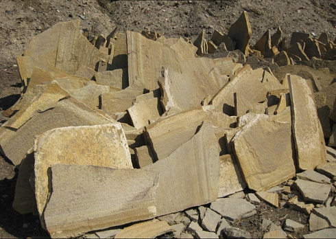 Kamenclub.ru: Форматный камень (плаха) пошаговая дорожка от 70-150 см (4 -12 см)  купить в Луганске плитняк  форматный плаха желтый песчаник 9 000 руб/т   фото КАМЕНЬ КЛУБ