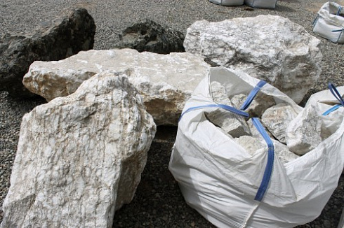 Kamenclub.ru: Мраморизированный известняк фр. 100-500 мм.  купить в Луганске известняк серый белый темно-серый сероватый валун природного образования окатанный 10500 руб/т   фото КАМЕНЬ КЛУБ