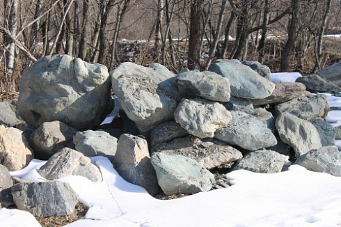 Kamenclub.ru: Гранит скальник (серо-зеленый) фр. 500-1500 мм.  купить в Луганске гранит мрамор  серый зеленый темно-серый глыба скальная колотая ландшафтная 7 500 руб/т   фото КАМЕНЬ КЛУБ