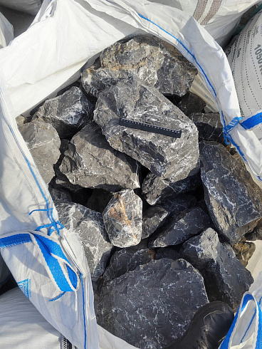 Kamenclub.ru: Черный мрамор скальник фр. 100-500 мм.  купить в Луганске мрамор черный белый серый крупный колотый валун ландшафтный 8500 руб/т   фото КАМЕНЬ КЛУБ