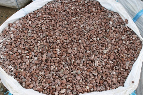 Kamenclub.ru: Мраморная крошка (щебень галтованный розовый) фр.10-20 мм.  купить в Луганске мрамор розовый, красный ландшафтный декоративный окатанный округлый щебень 15000 руб/т   фото КАМЕНЬ КЛУБ